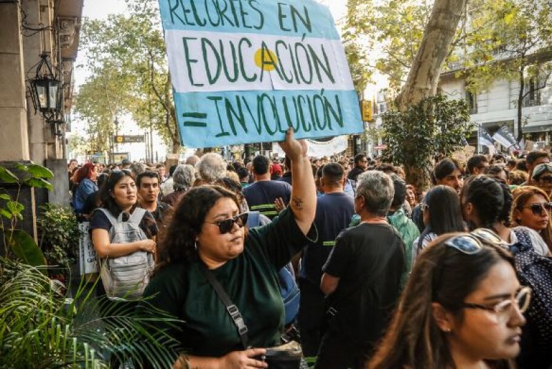 Contra el veto: paro docente y marcha universitaria